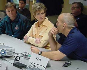Administradora Christie Whitman visita con equipos de recuperación en Lufkin