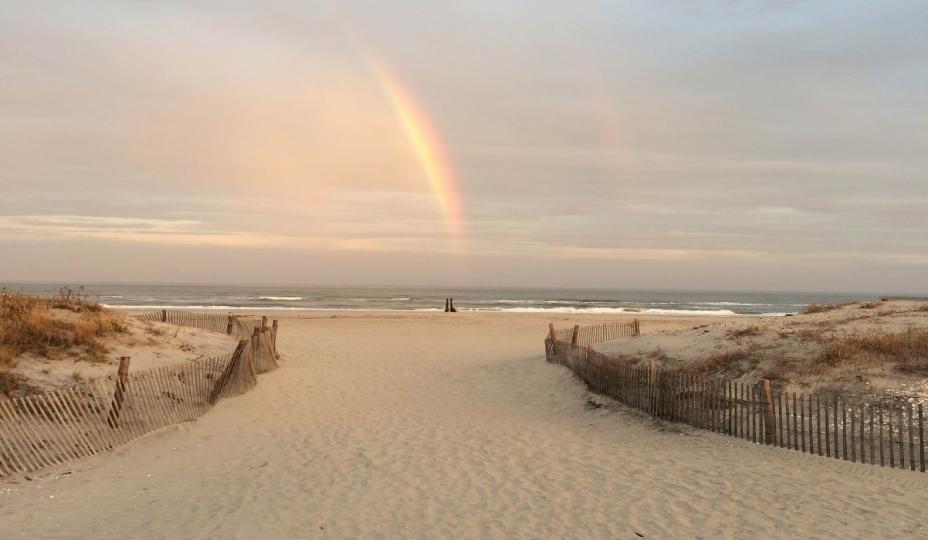 foto de playa en Nueva Jersey y un arco iris de fondo