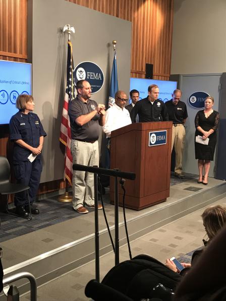 Director de la Oficina de Manejo de Emergencias de la EPA, Reggie Cheatham, participa en una charla informativa sobre el huracán Florence 