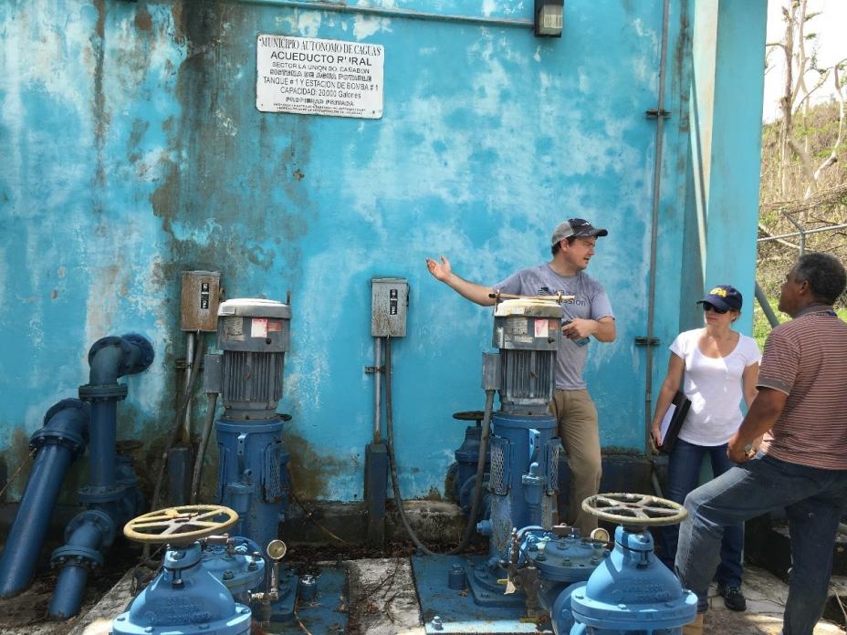 Trabajadores inspeccionando sistemas de agua