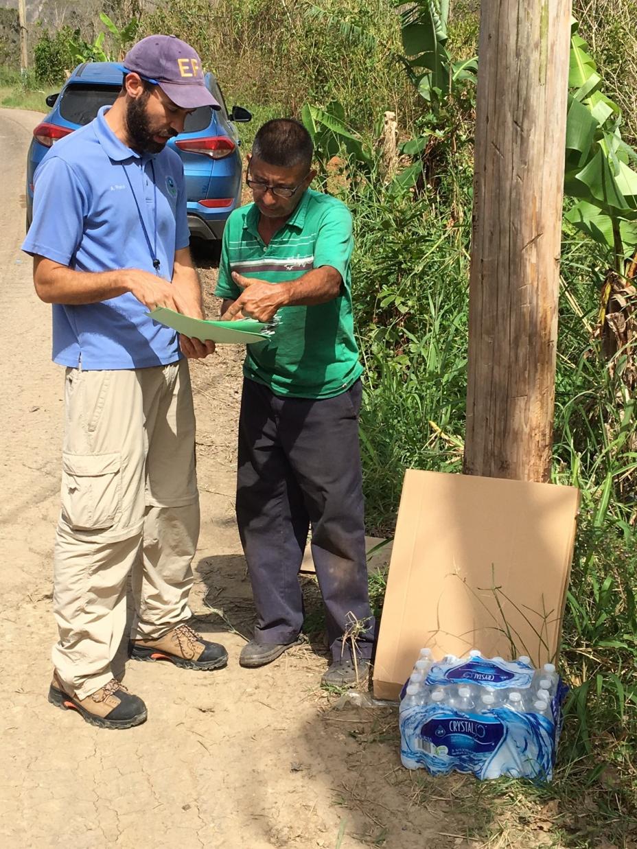 Personal de EPA llevando agua y tabletas desinfectantes