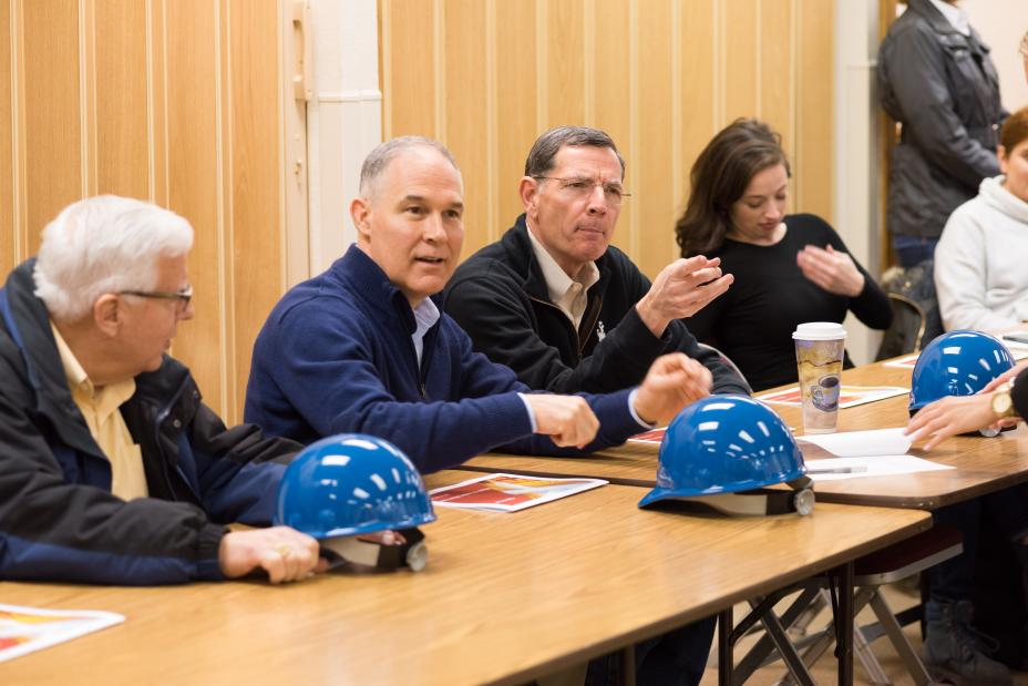 Administrator Pruitt leads a roundtable discussion with Wyoming Senators Barrasso and Enzi at Black Thunder mine. 