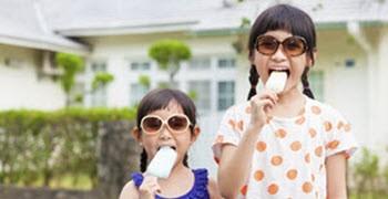 kids eating popsicles