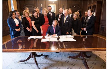 Foto del administrador Scott Pruitt firmando en presencia de otras personas