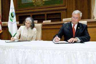 CDC Director Julie Gerberding and EPA Administrator Steve Johnson signing the MOU