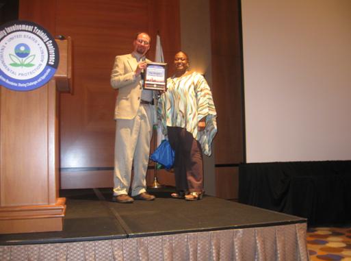 Jeff Phillip, Region 10 Community Involvement Manager, presenting the People’s Choice Award to Karen L Martin, of the Superfund Program.