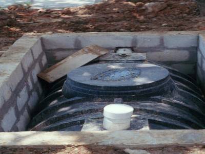 The photo shows a top view of a 1000-liter septic.