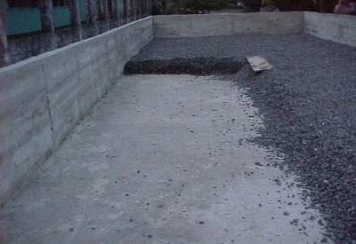 The photo shows a thick layer of gravel covering the return line and the bottom of the sand filter. 