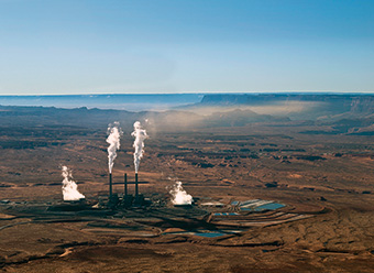 La Planta Generadora Navajo, una planta de generación eléctrica de 2,250 megawatts alimentada por carbón, ubicada a 20 millas del Parque Nacional Gran Cañón, reducirá sus emisiones de NOX y SO2. Fotografía de: Ted Grussing